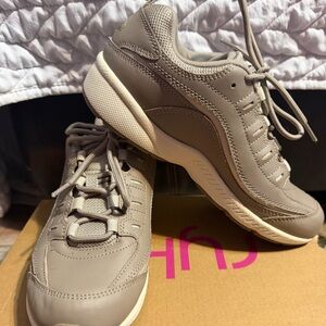 Easy Spirit Romy walking shoes size 7